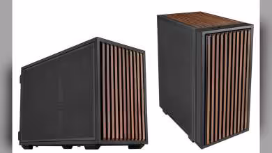Boîtier Lian Li noir en vue produit, façade bois slatée et panneau latéral mesh, format compact.