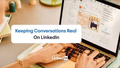 Ordinateur portable affichant la page LinkedIn avec message "Keeping Conversations Real".
