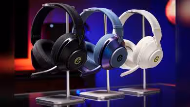 Trois casques LucidSound LS500 sans fil, noir, bleu et blanc, présentés sur supports individuels