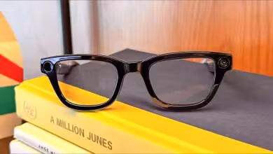 Lunettes intelligentes noires posées sur des livres.