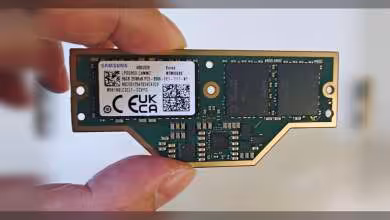 Module LPCAMM Samsung avec étiquette imprimée et composants visibles