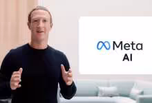 Homme debout à côté du logo Meta AI dans une pièce avec canapé en arrière-plan.