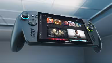 Console portable ASUS ROG Xbox Ally avec écran allumé, fond neutre, éclairage professionnel