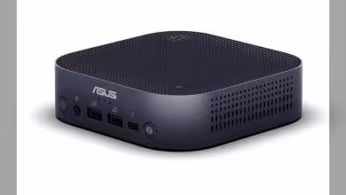 ASUS Mini PC design compact, fond noir clair, contraste élevé.