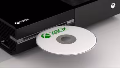 Xbox avec un disque Xbox inséré, éclairage professionnel, fond neutre.