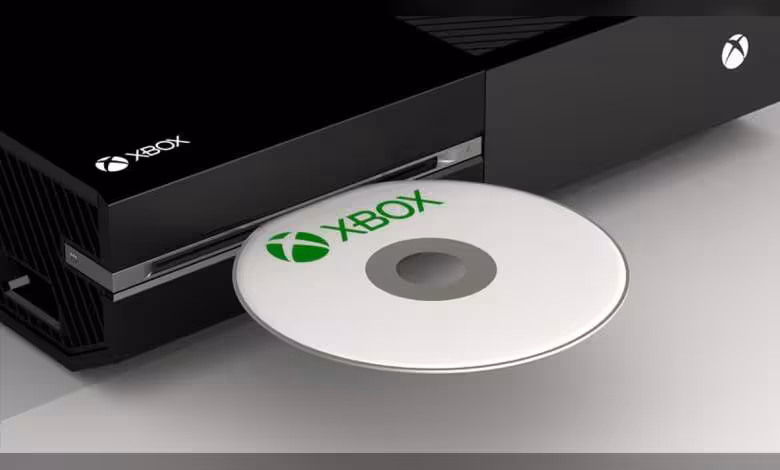Disc2Digital et Game Pass Chine : deux pistes détectées dans l’application Xbox PC 1 Xbox avec un disque Xbox inséré, éclairage professionnel, fond neutre.