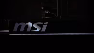 Photo étiquette MSI rétroéclairée fond noir très contrasté