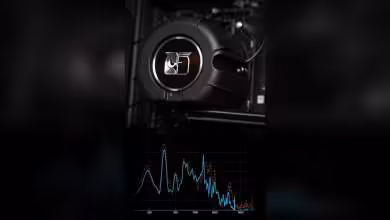 Refroidisseur Asetek x Noctua dans un PC, avec graphique de fréquence en bas de l’image