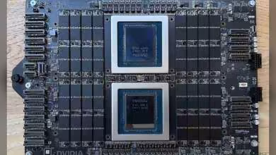 Carte serveur NVIDIA Vera avec deux puces centrales, connecteurs mémoire et PCB noir, vue produit.
