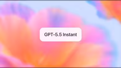 Écran affichant "GPT-5.5 Instant" sur fond flou coloré rose et orange.