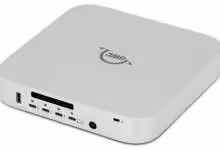 Boîtier OWC Stack AI blanc en angle, montrant ports USB-C, USB-A, SD et alimentation