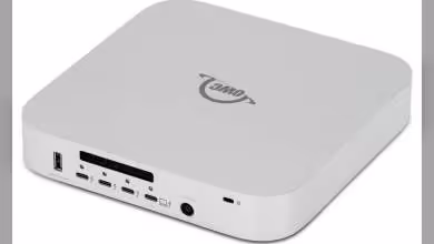Boîtier OWC Stack AI blanc en angle, montrant ports USB-C, USB-A, SD et alimentation