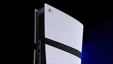 Console Sony PlayStation 5 blanche en position verticale, avec bande noire centrale et logo PlayStation visible