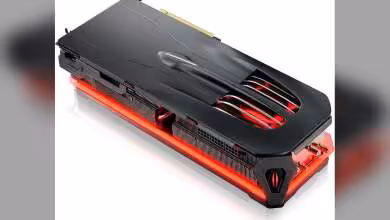 Carte graphique PowerColor avec éclairage rouge luminescent, design aérodynamique, fond clair.