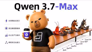 Mascotte en peluche tenant un café avec Qwen 3.7-Max et divers animaux sur des ordinateurs.
