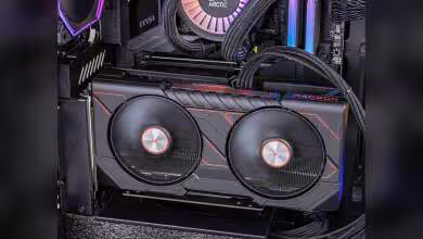 Carte graphique Radeon custom installée dans un PC gamer, double ventilateur visible