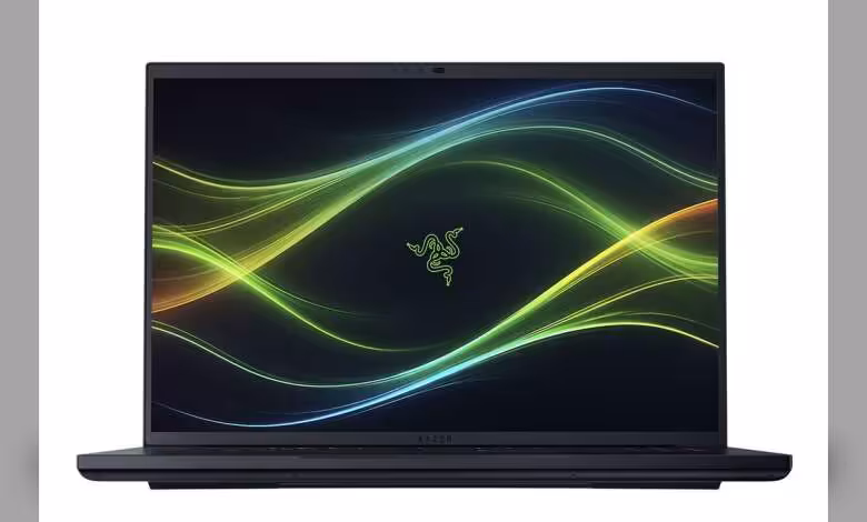 Razer Blade 18 2026 : un 18 pouces taillé pour le jeu AAA et l’IA locale 1 Razer Blade 18 noir, vue de face, écran ouvert avec logo Razer sur fond noir