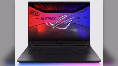ASUS ROG Strix SCAR 18 ouvert, écran affichant le logo ROG Strix et fond rouge bleu