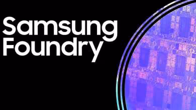 Logo Samsung Foundry blanc sur fond noir avec motif circulaire violet de puce semi-conductrice