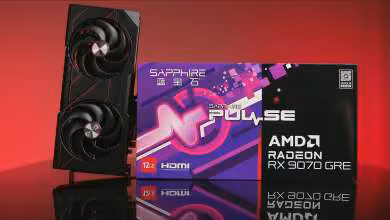 Carte graphique Sapphire Pulse AMD RX 9070 GRE et boîte, fond rouge lumineux.