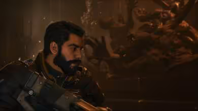 Personnage masculin barbu en armure, scène de jeu vidéo Saros, éclairage sombre orangé