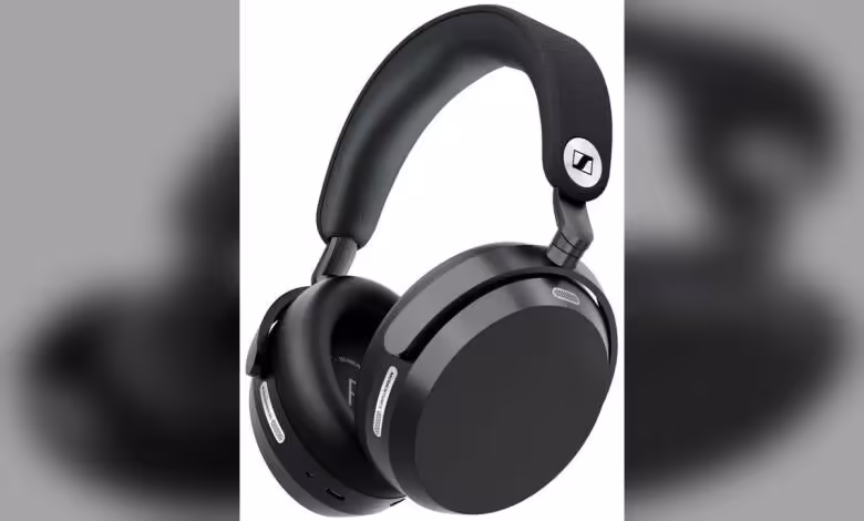 Sennheiser Momentum 5 Wireless : ANC renforcé, 57 heures et batterie remplaçable 1 Casque Sennheiser Momentum 5 Wireless noir sur fond blanc, vue trois quarts