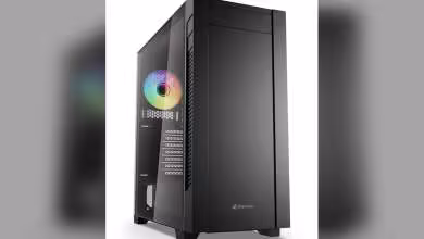Boîtier ATX Sharkoon S25 noir avec panneau latéral transparent, ventilateur RGB visible à l’intérieur