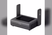 Routeur GL.iNet Slate 7 Pro noir, vue de face avec écran supérieur et deux antennes Wi‑Fi