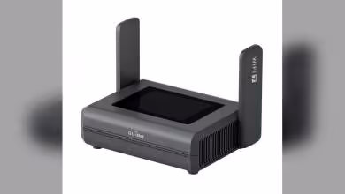 Routeur GL.iNet Slate 7 Pro noir, vue de face avec écran supérieur et deux antennes Wi‑Fi