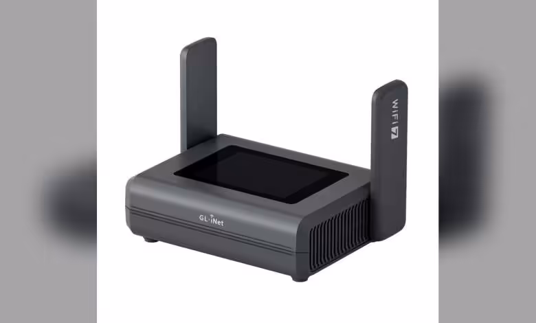 Slate 7 Pro : GL.iNet pousse le routeur de voyage Wi-Fi 7 jusqu'au tri-bande 10 Gbps 1 Routeur GL.iNet Slate 7 Pro noir, vue de face avec écran supérieur et deux antennes Wi‑Fi
