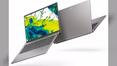 Deux PC portables Acer gris, l’un ouvert, l’autre fermé, présentés en vue produit sur fond blanc.