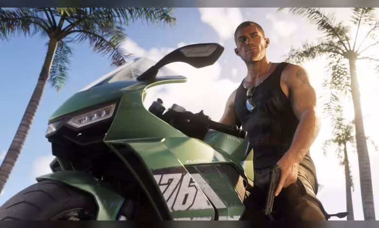 Homme debout à côté d'une moto verte avec un panorama tropical et lumineux en arrière-plan