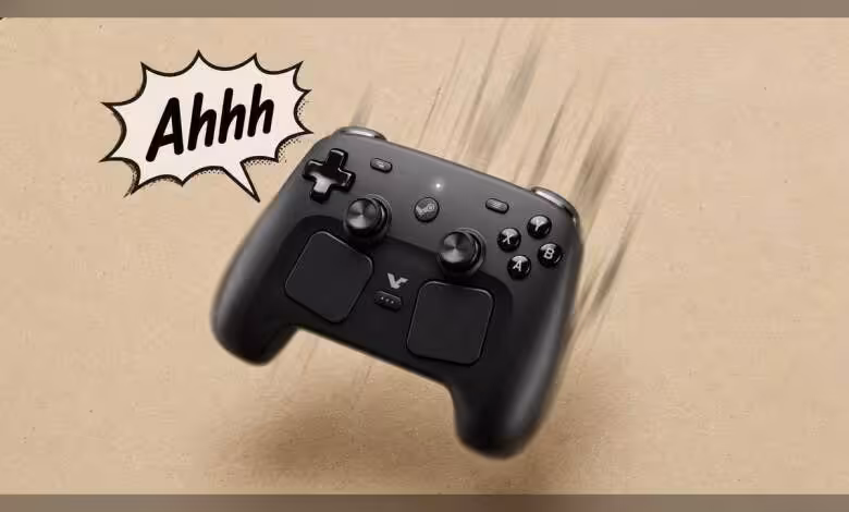 Steam Controller : un easter egg cache le cri Wilhelm quand la manette est lâchée 1 Manette Steam Controller noire en mouvement avec une bulle "Ahhh" expressive.