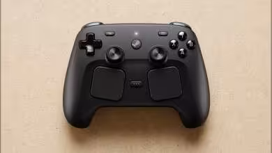 Manette Steam Deck noire avec sticks analogiques, pavés tactiles et boutons ABXY visibles