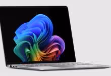 Microsoft Surface Laptop avec écran Windows 11 coloré, châssis argenté, vue latérale