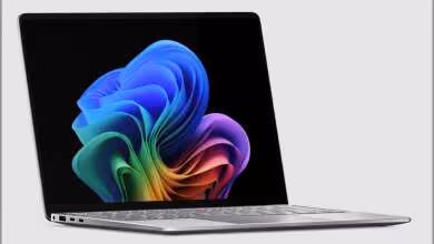 Microsoft Surface Laptop avec écran Windows 11 coloré, châssis argenté, vue latérale