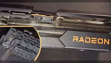 Carte graphique Radeon avec connecteur brûlé, fond sombre, détails nets, fort contraste