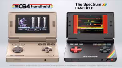 THEC64 Handheld beige et The Spectrum Handheld noir, consoles portables ouvertes avec écrans allumés sur fond blanc