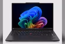 Lenovo ThinkPad noir avec écran Windows 11, vu de face sur fond blanc