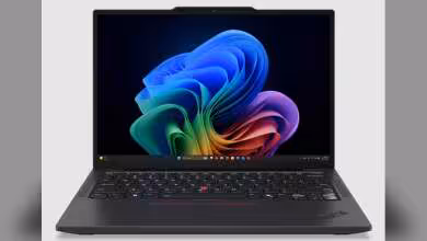 Lenovo ThinkPad noir avec écran Windows 11, vu de face sur fond blanc