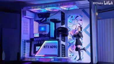 Immense boîtier PC RTX 6090 avec éclairage RGB vif et design futuriste, fond sombre.