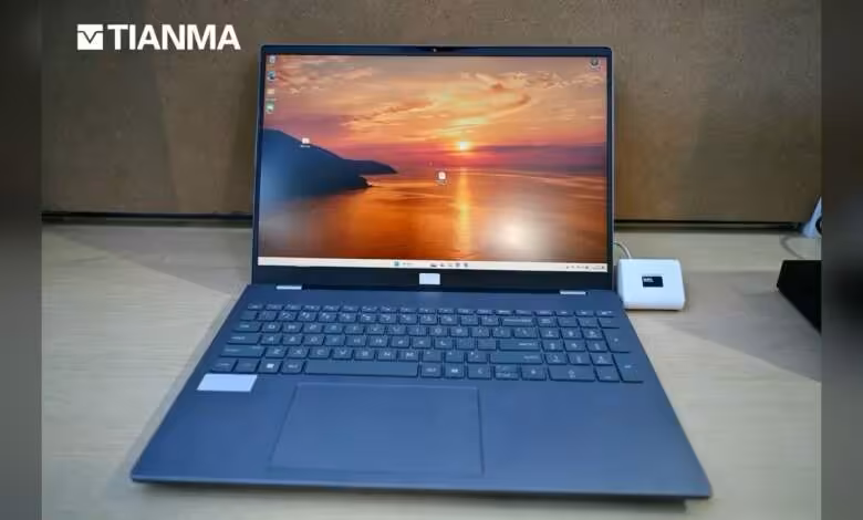 Razor Lake : Tianma prépare déjà une dalle 14 pouces 2,8K tactile In-cell pour Intel 1 Ordinateur portable Tianma 14 pouces, écran affichant un coucher de soleil, arrière-plan simple, étiquette Tianma.