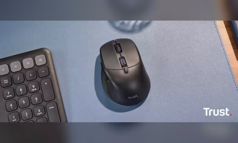 Trust Zevo : une souris bureautique rechargeable en 3 minutes pour 24 jours d’autonomie 1 Souris bureautique Trust Zevo noire sur bureau, à côté d’un clavier, vue produit en situation