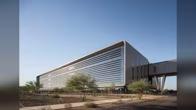 Centre de fabrication TSMC en Arizona, grand bâtiment moderne métallique sous ciel dégagé, campus industriel désertique