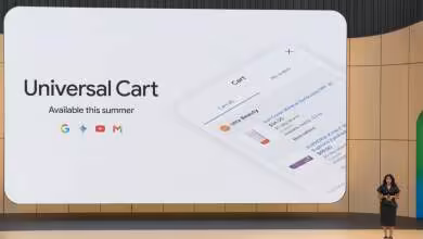 Présentation de Google Universal Cart avec écran affichant une interface d'achat en ligne sur scène.