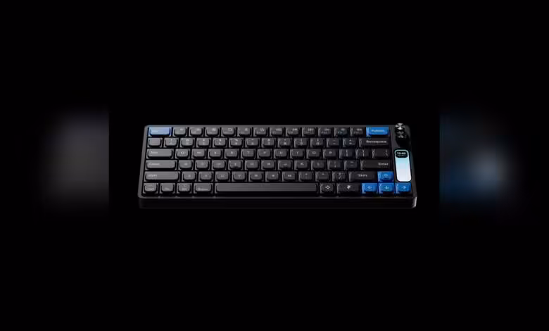 Work Louder Framer F1 : un clavier 75 % avec écran LCD pour suivre son site en direct 1 Vue complète du clavier Work Louder Framer F1 75 % noir avec écran intégré à droite et touches bleues