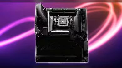 Carte mère AORUS X870 avec socket AM5 tourné, fond dégradé violet et rose.