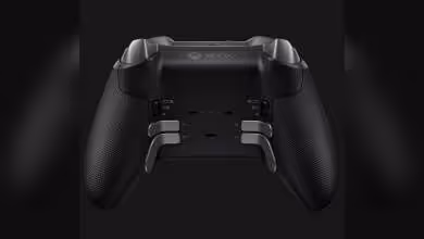 Manette Xbox Elite Series noire vue arrière, avec palettes métalliques et logo Xbox sur fond sombre