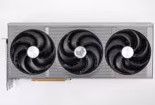 Carte graphique AMD Radeon avec trois ventilateurs, carénage métallique gris et design Zero RPM visible