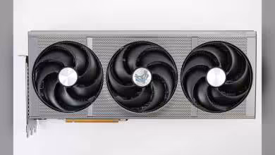 Carte graphique AMD Radeon avec trois ventilateurs, carénage métallique gris et design Zero RPM visible